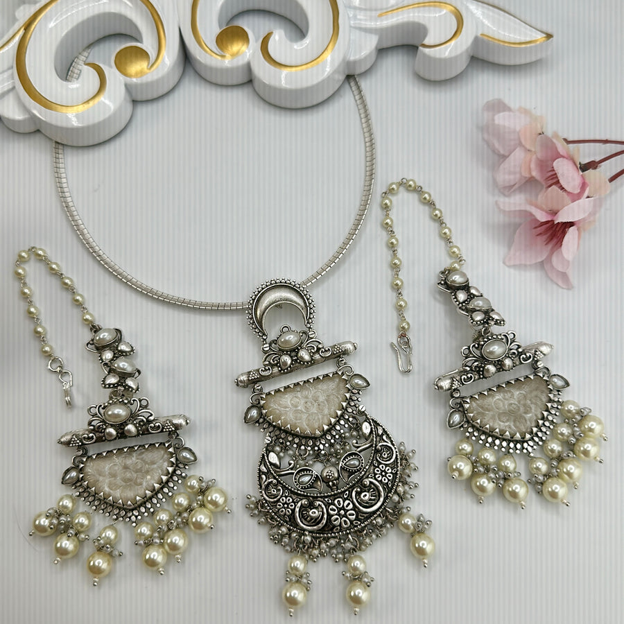 White Amrapali Stone Silver Lookalike Necklace Set