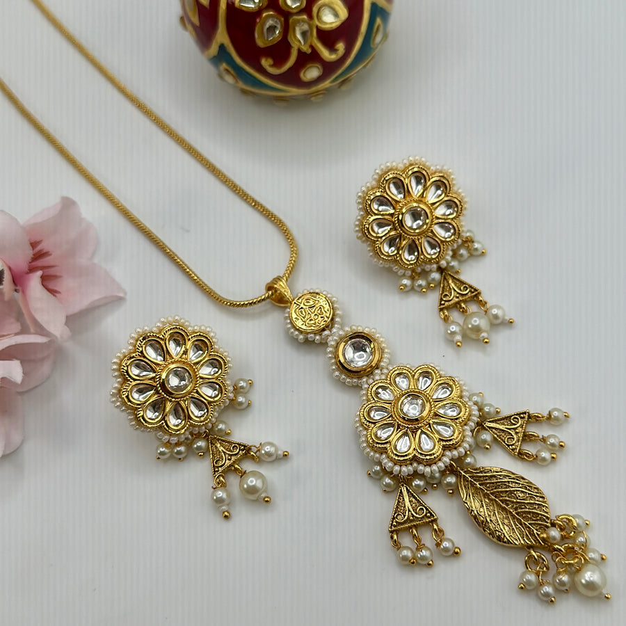 Clear Dainty Kundan Flower & Leaves Pendant Set