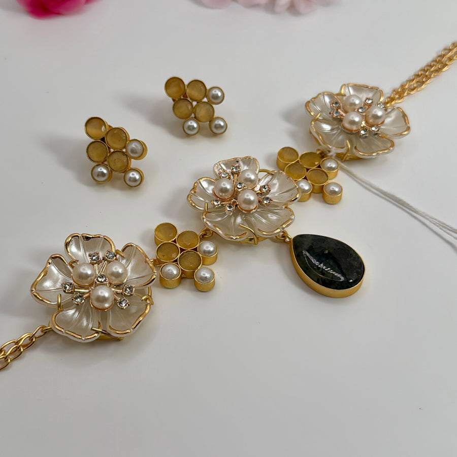 Yellow Blue Drops Natural Stone MOP Flower Choker Necklace Set