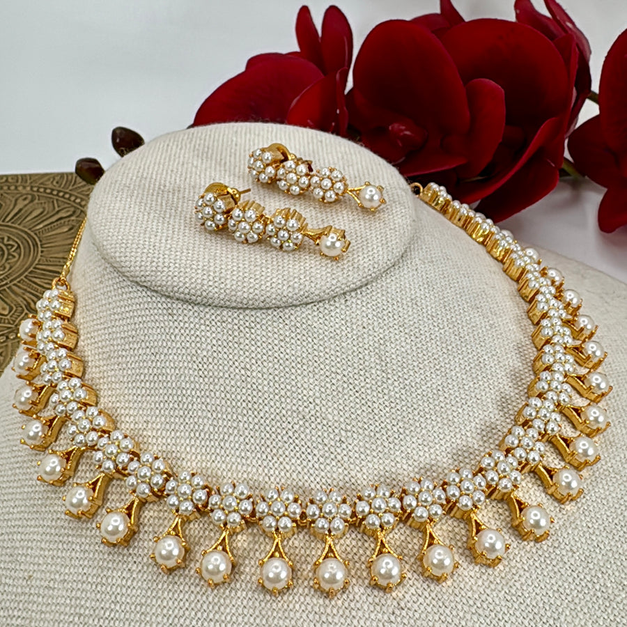 Clear Dainty Pearls Necklace Set