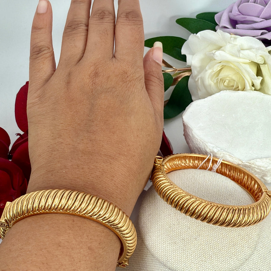 Clear Antique Gold Openable Bangle Pair(Size 2.6)