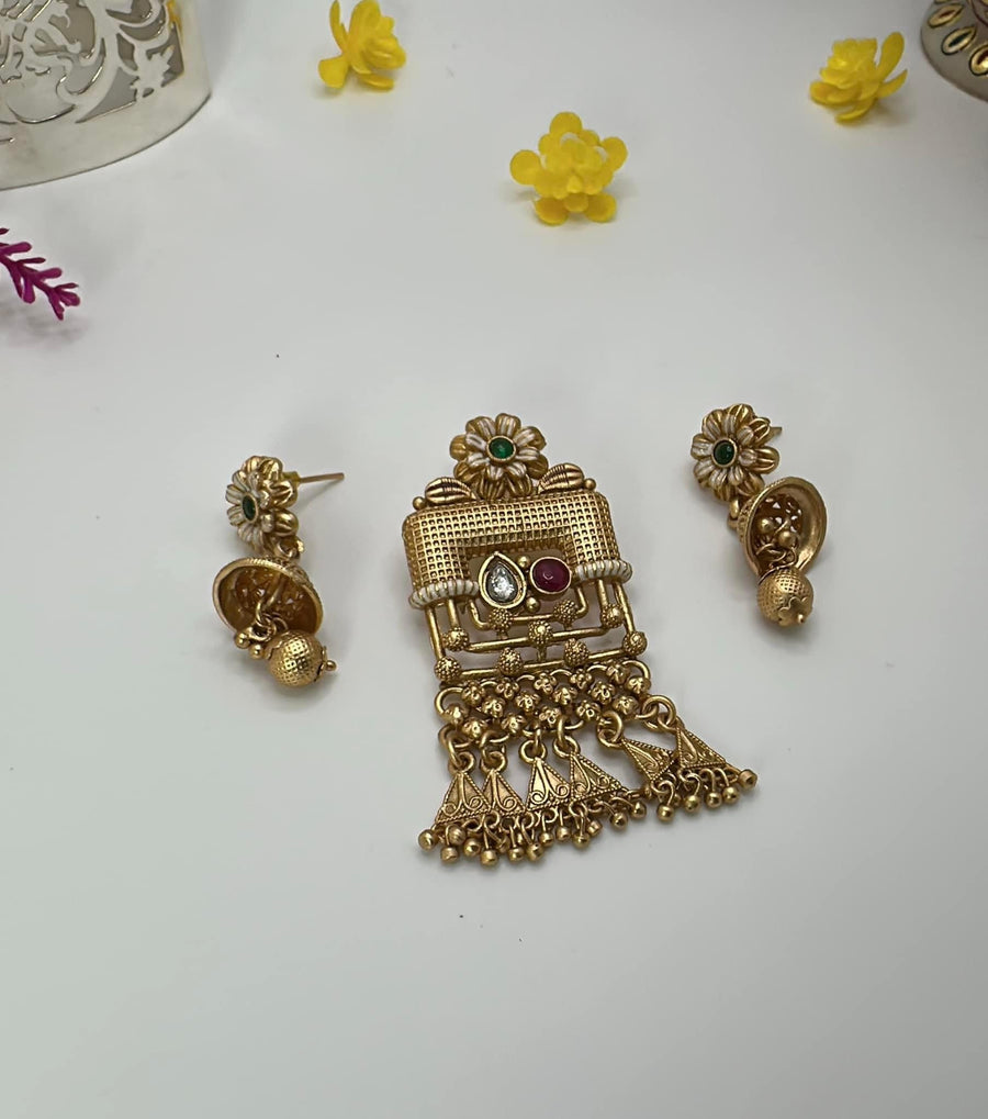 Clear Rajwadi Antique Gold Pendant Set